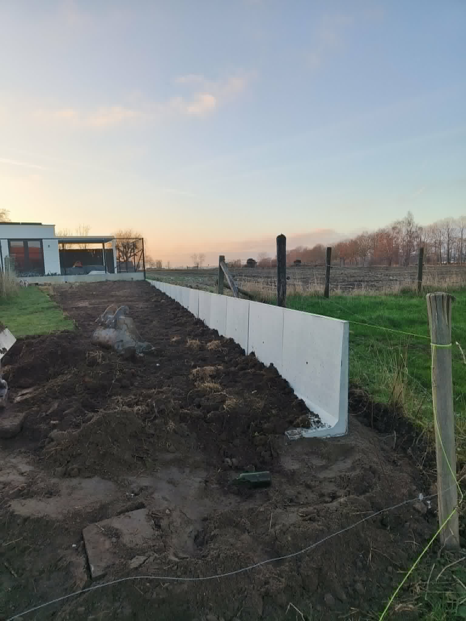 Aangelegde keerwand met afwerking door DDC